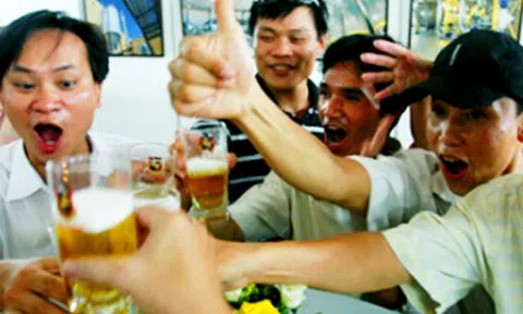 Đập đầu xuống sàn tử vong vì bạn nhậu cầm chân giơ lên cao